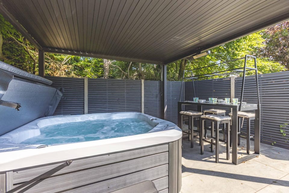 FAMILY FRIENDLY ESCAPE IN ETON, COUNTRYSIDE VIEWS with Hot Tub - By Tempstay House in Slough