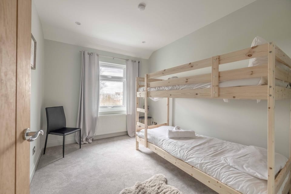 FAMILY FRIENDLY ESCAPE IN ETON, COUNTRYSIDE VIEWS with Hot Tub - By Tempstay House in Slough