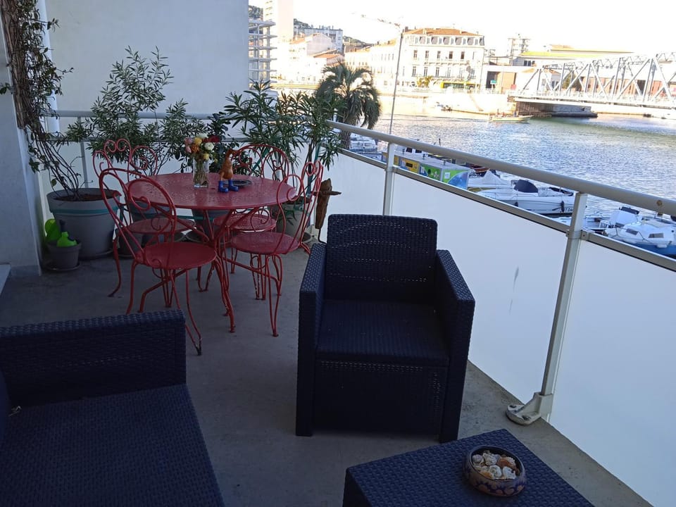 Appartement Cosy Terrasse vue Quai Canal + parking Apartment in Occitanie