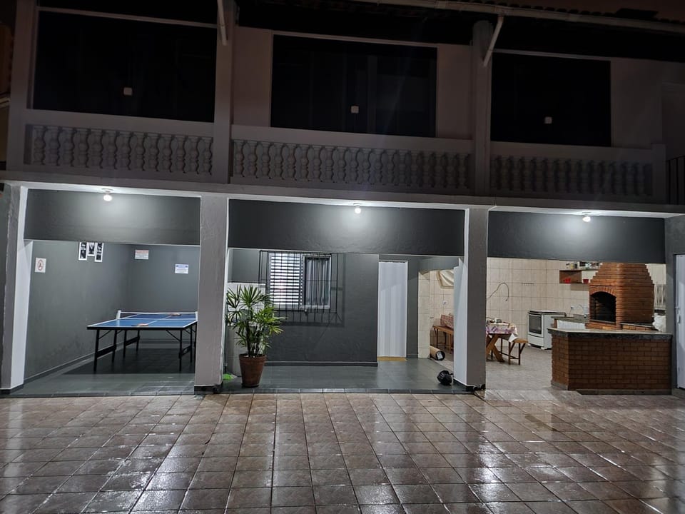 Casa grande e confortável até 16 pessoas com churrasqueira e garagem para 8 carros House in State of São Paulo