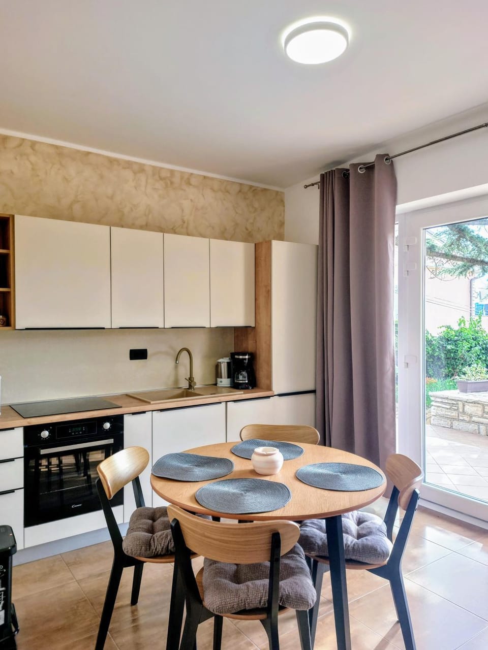 Kitchen or kitchenette, Dining area