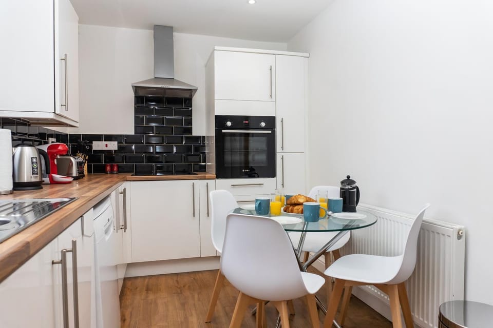 Coffee/tea facilities, Kitchen or kitchenette, Dining area, dishwasher, pet friendly, stove, toaster