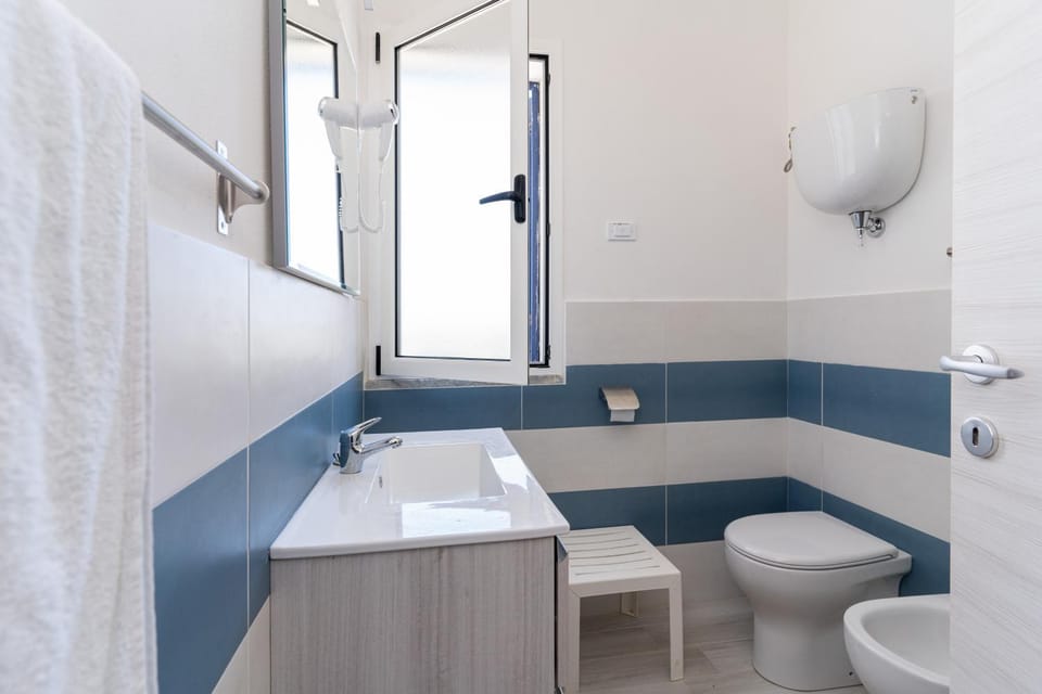 Toilet, bidet, towels