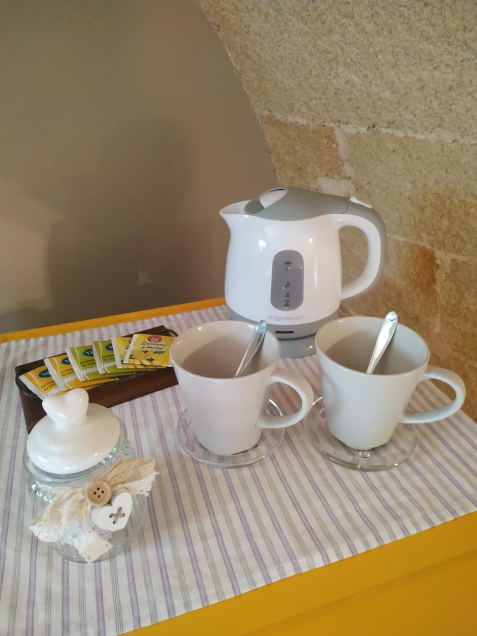 Coffee/tea facilities, Food and drinks