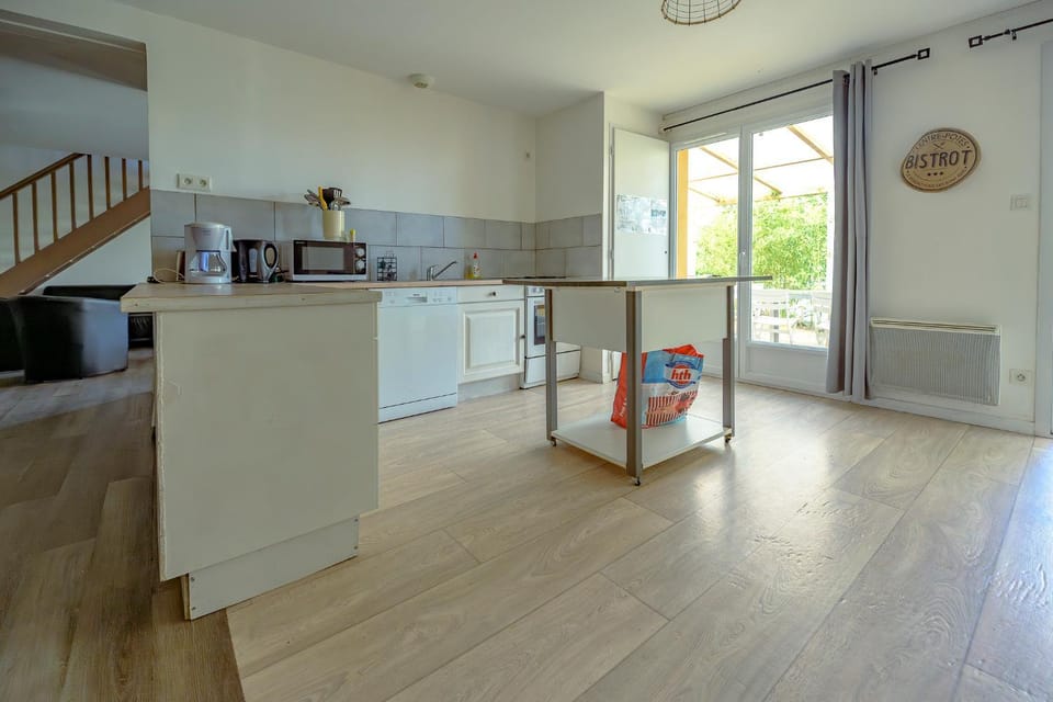 Coffee/tea facilities, Kitchen or kitchenette, Dining area, dishwasher, oven, stove, toaster