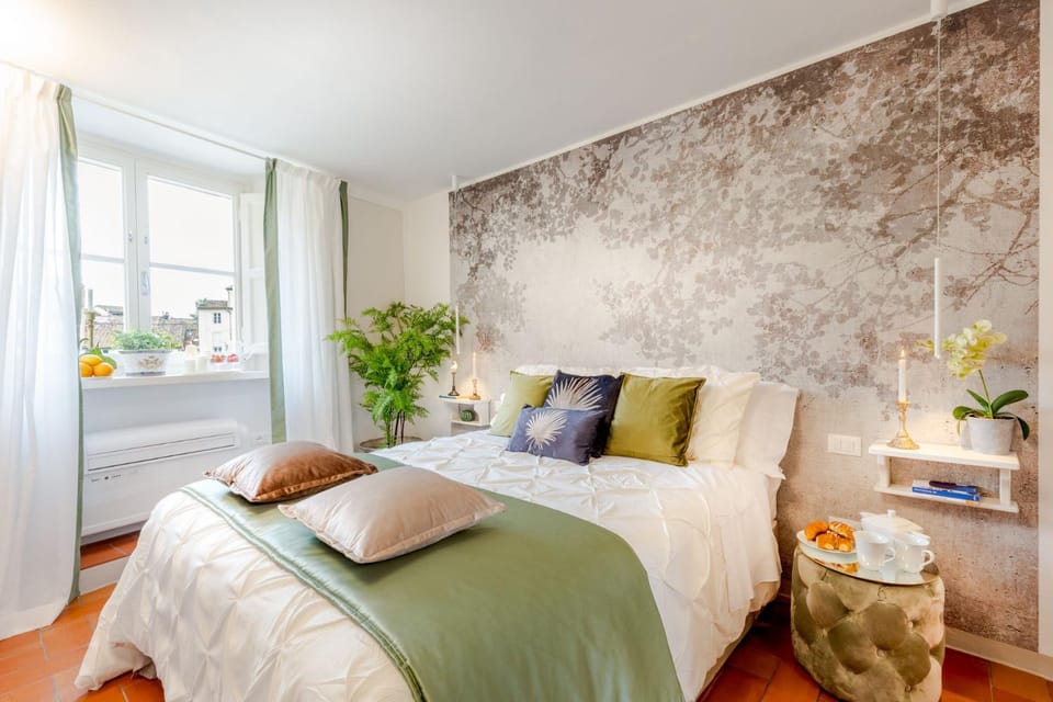Casa Colosseum, A Million Dollar's View: the Lucca Colosseum. Luxury 1 bedroom 1 Bathroom Apartment Apartment in Capannori