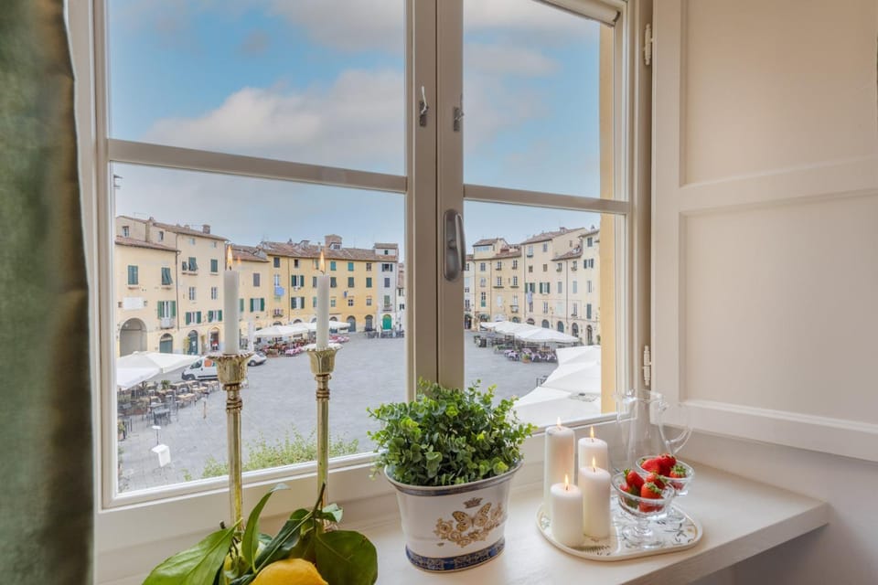 Casa Colosseum, A Million Dollar's View: the Lucca Colosseum. Luxury 1 bedroom 1 Bathroom Apartment Apartment in Capannori