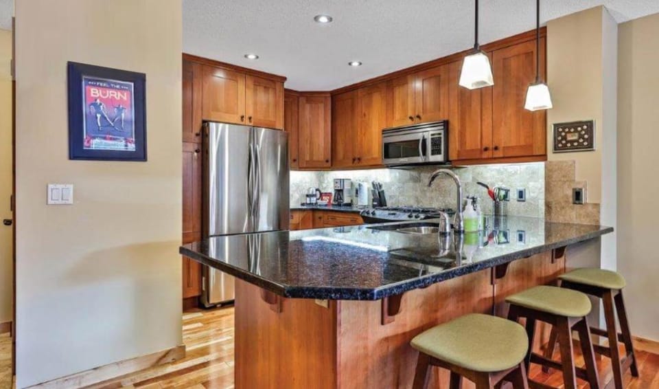 Luxurious Rundle Cliffs Lodge in Spring Creek Apartment in Canmore