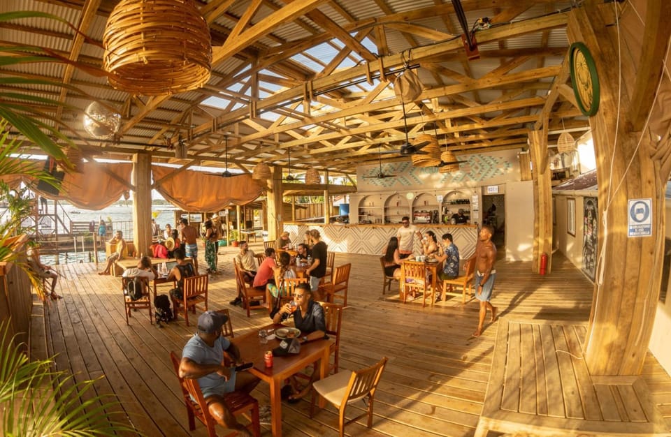 Restaurant/places to eat, People, Lounge or bar