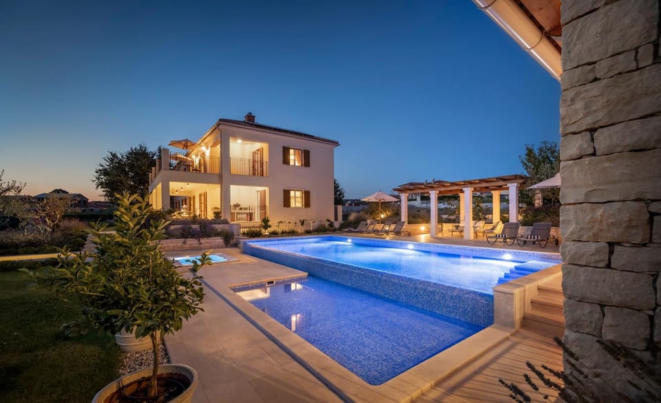 Property building, Swimming pool, Swimming pool