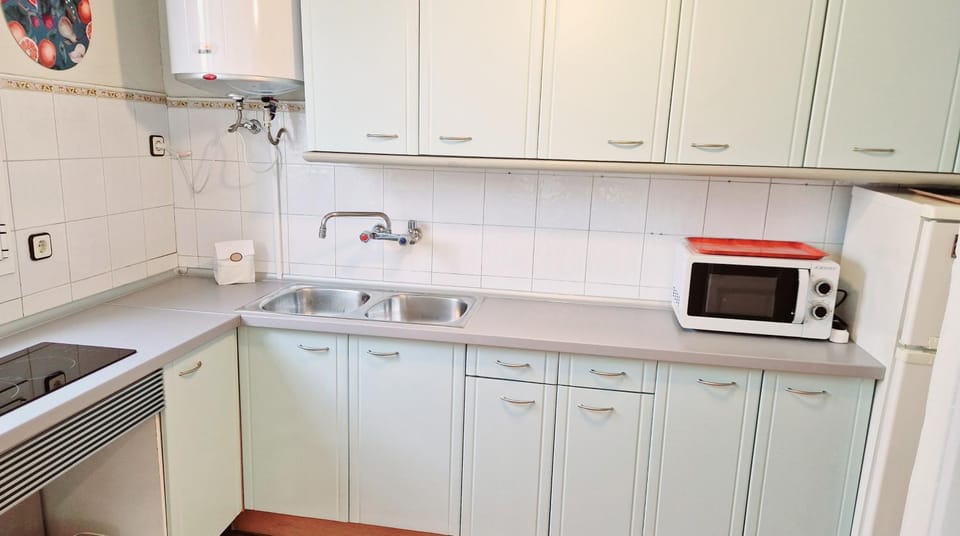 Kitchen or kitchenette, minibar, stove