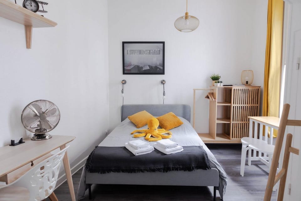 Bed, Photo of the whole room, Dining area, Bedroom, towels