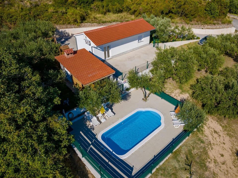 Property building, Day, Neighbourhood, Bird's eye view, Pool view, Swimming pool, sunbed