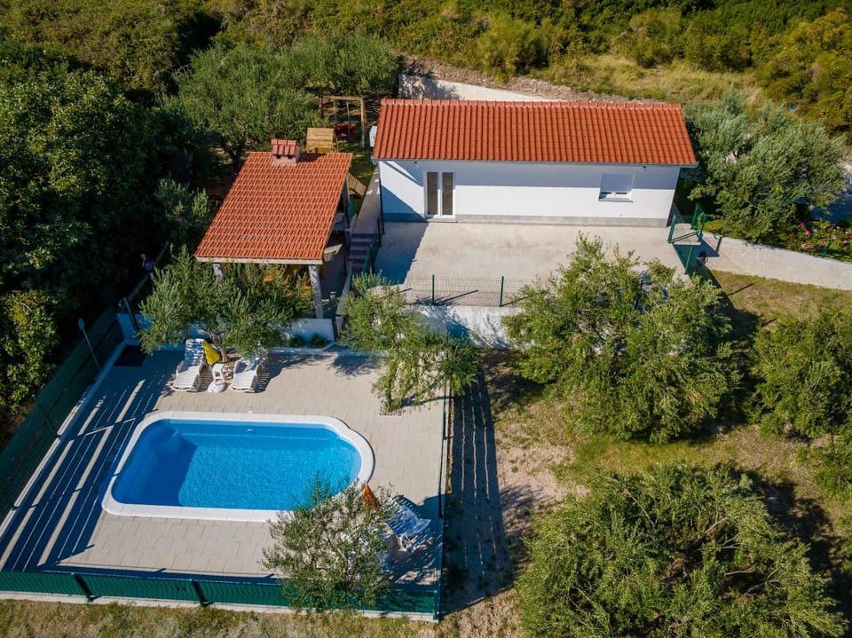 Property building, Day, Natural landscape, Bird's eye view, Pool view, Swimming pool