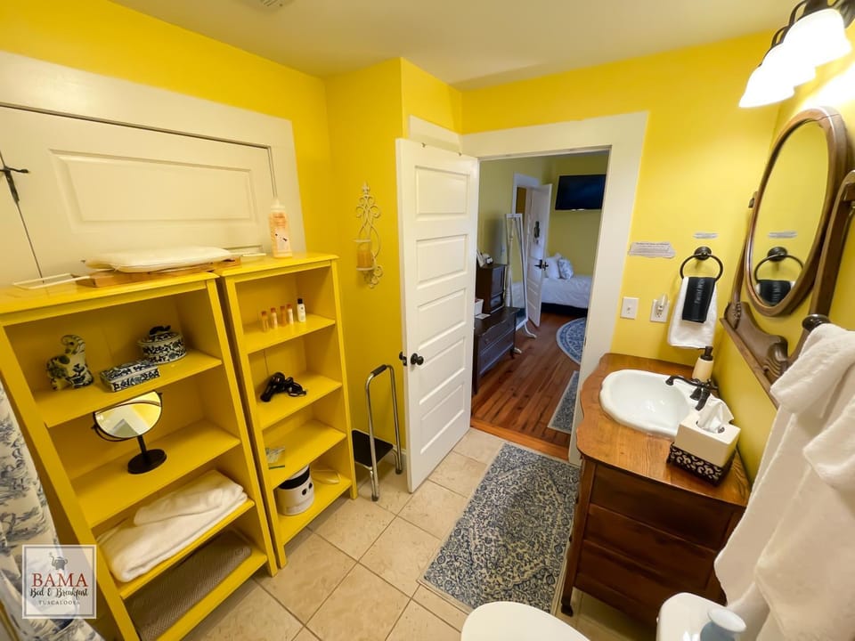 Bama Bed and Breakfast - Capstone Suite Hotel in Northport