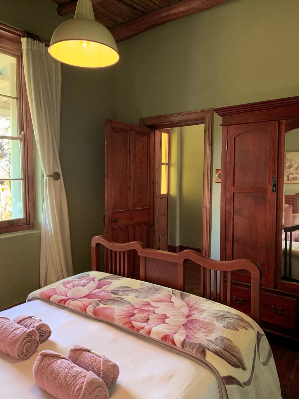 Photo of the whole room, Bedroom, wardrobe