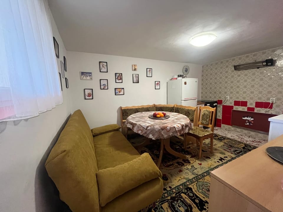 Kitchen or kitchenette, Seating area, Dining area, oven, kitchen