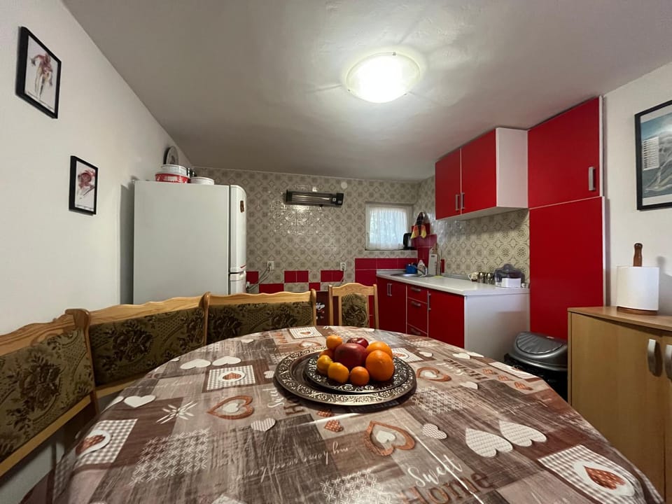 Kitchen or kitchenette, Dining area, kitchen