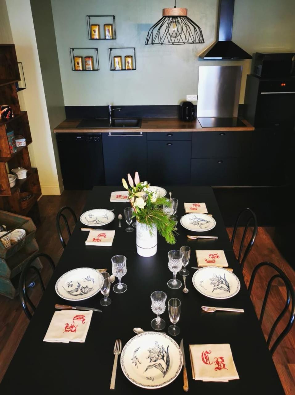 Kitchen or kitchenette, Dining area