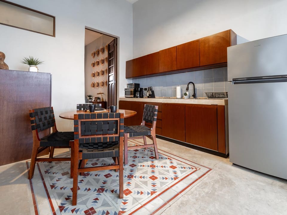 Kitchen or kitchenette, Dining area, minibar, oven