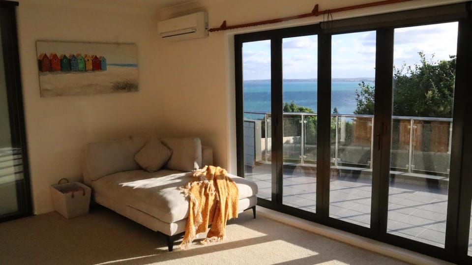 Luxury Holiday home with cliff top sea and city views House in Auckland Region