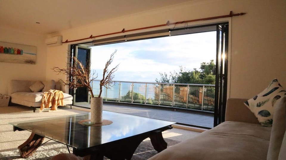 Luxury Holiday home with cliff top sea and city views House in Auckland Region