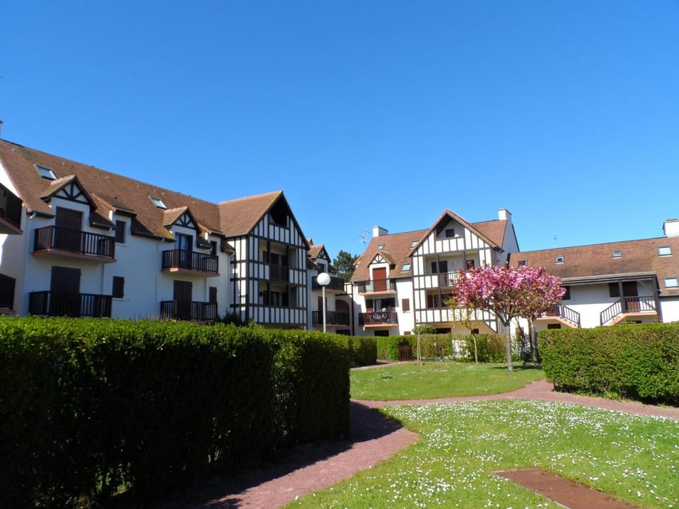 Duplex 3 Pièces Proche Plage à Cabourg, 6 Pers., Parking Privé - FR-1-487-280 Apartment in Normandy