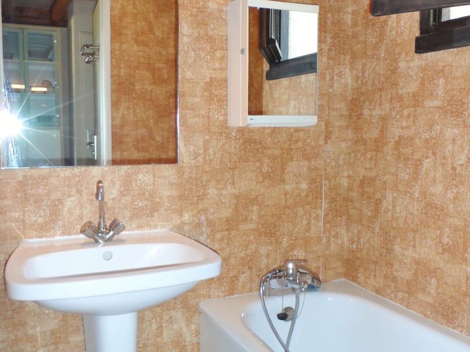 Charmant Cottage Normand avec Jardin, Proche Hippodrome, Piscine Chauffée et Tennis, Parking Privé - FR-1-487-288 Apartment in Cabourg