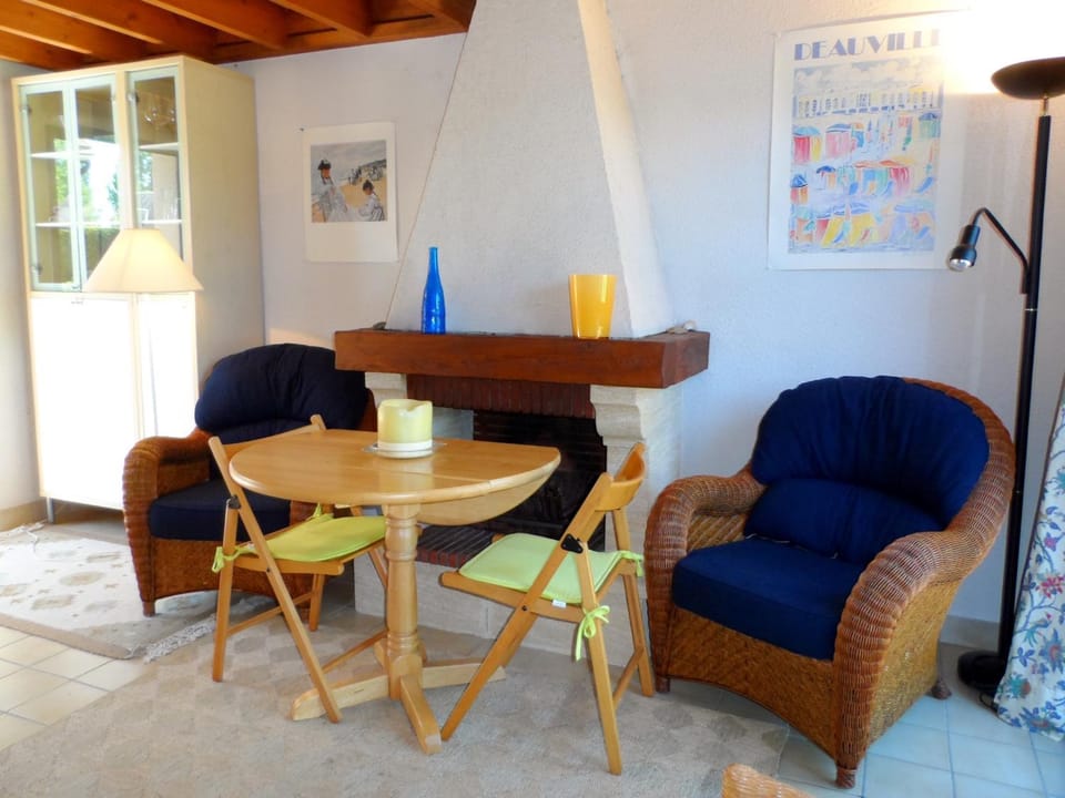 Charmant Cottage Normand avec Jardin, Proche Hippodrome, Piscine Chauffée et Tennis, Parking Privé - FR-1-487-288 Apartment in Cabourg