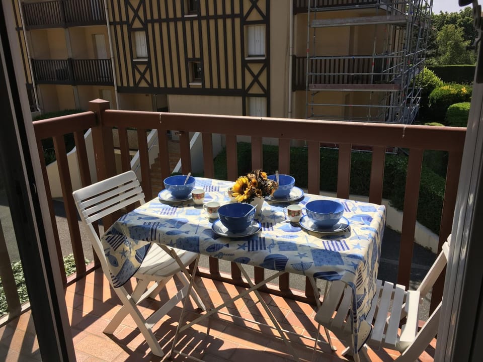 Appartement 2 pièces à Cabourg - Proche plage et centre-ville, balcon et parking privé - FR-1-487-300 Apartment in Cabourg