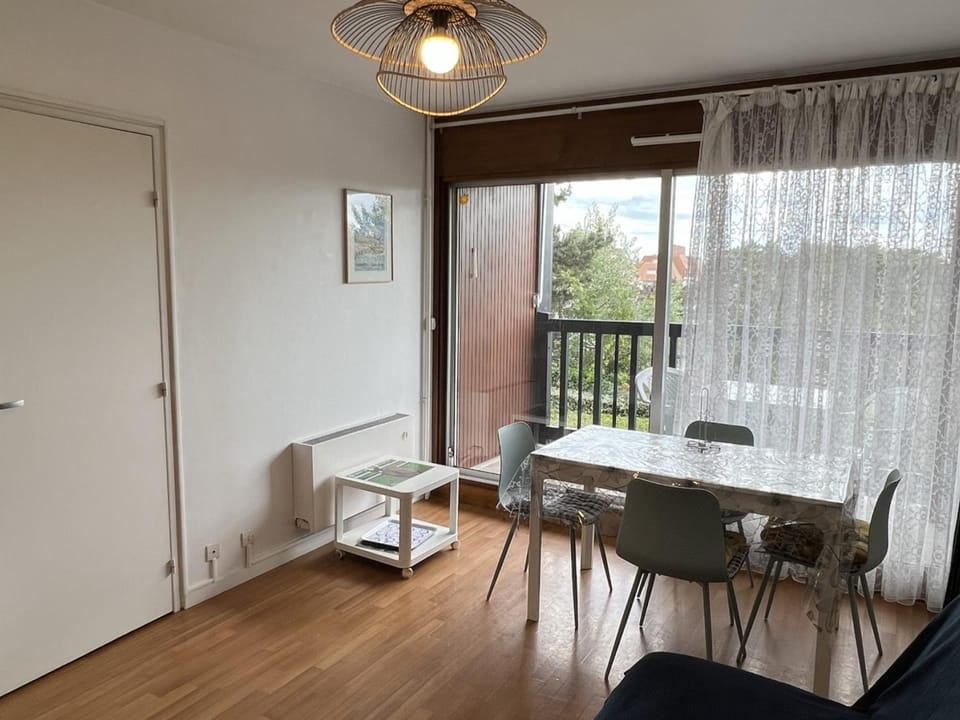 Appartement 2 pièces en front de mer avec balcon, à 70m de la plage de Cabourg - FR-1-487-287 Apartment in Cabourg