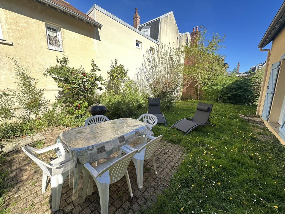 Grande Villa avec Jardin, Proche Plage et Centre de Villers-sur-Mer - FR-1-487-310 House in Normandy