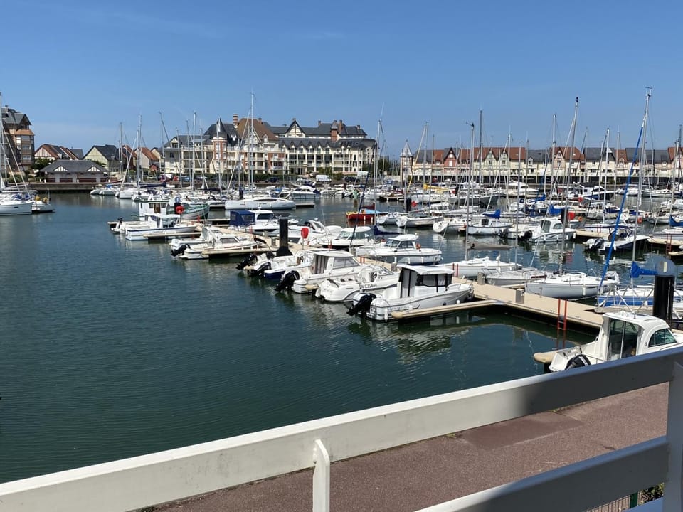 Bel Appartement Duplex 4 pièces avec Vue sur Port et Terrasse - FR-1-487-314 Apartment in Cabourg
