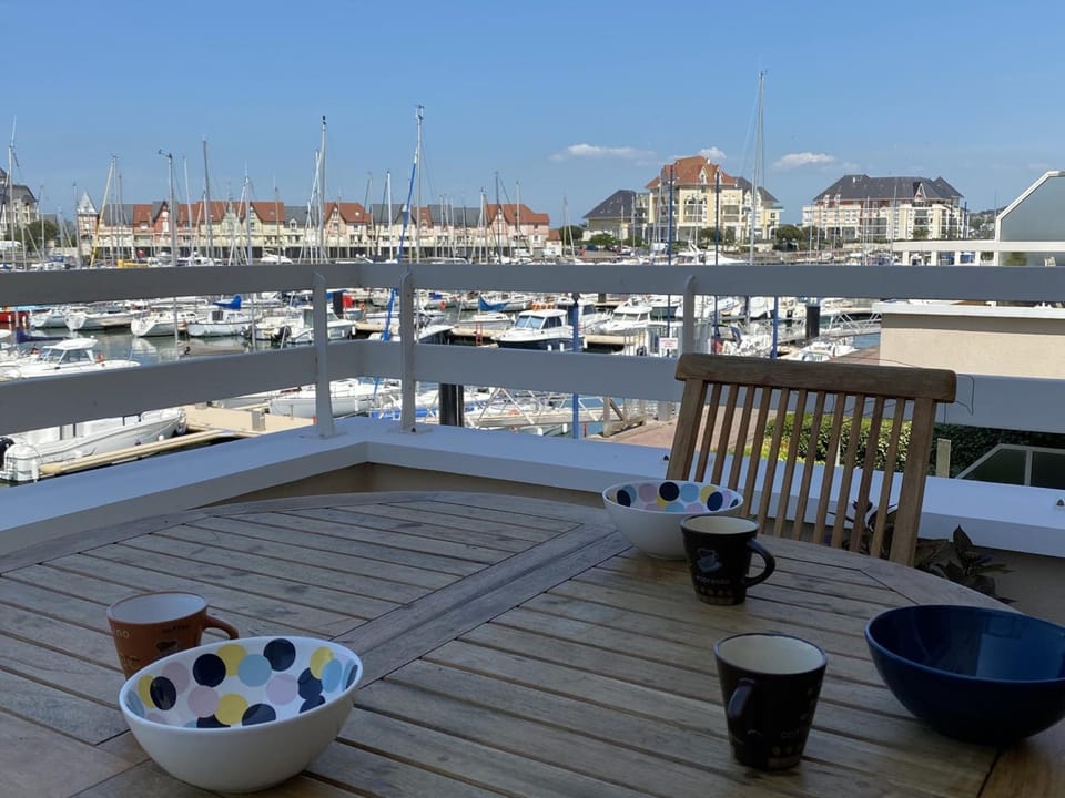 Bel Appartement Duplex 4 pièces avec Vue sur Port et Terrasse - FR-1-487-314 Apartment in Cabourg