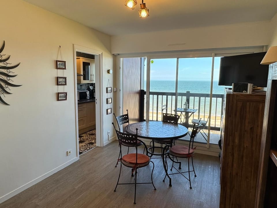Studio en bord de mer avec balcon et vue imprenable, accès direct plage - FR-1-487-317 Apartment in Cabourg