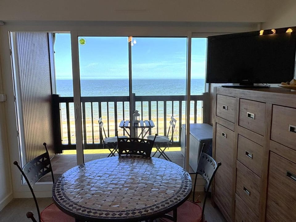 Studio en bord de mer avec balcon et vue imprenable, accès direct plage - FR-1-487-317 Apartment in Cabourg
