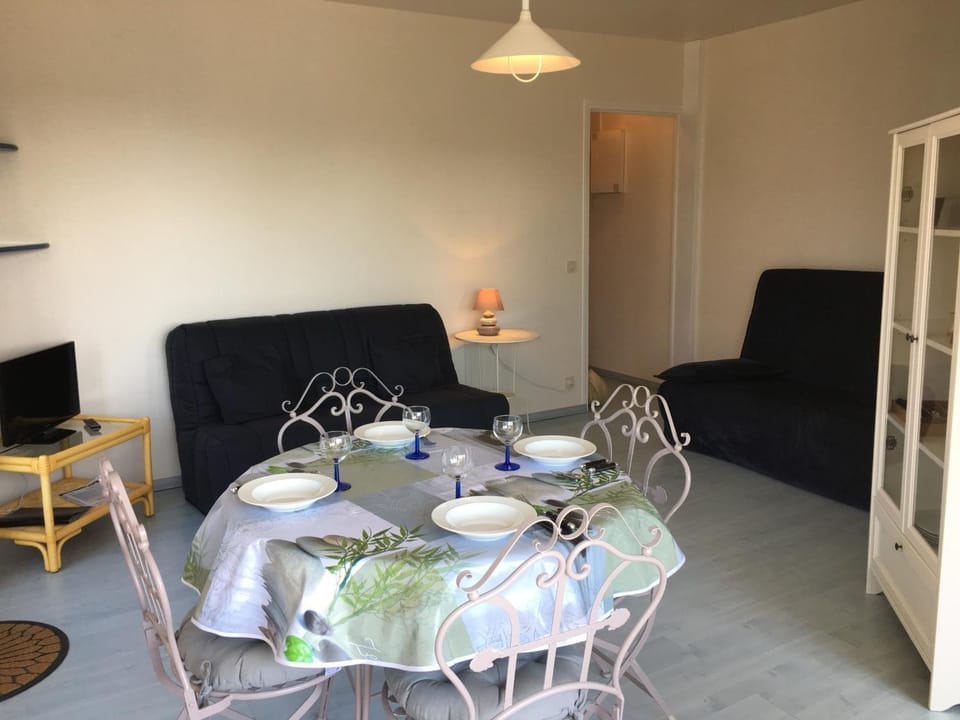 Grand studio en hyper-centre de Cabourg avec balcon, proche plage, parking, et prestations disponibles - FR-1-487-327 Apartment in Cabourg