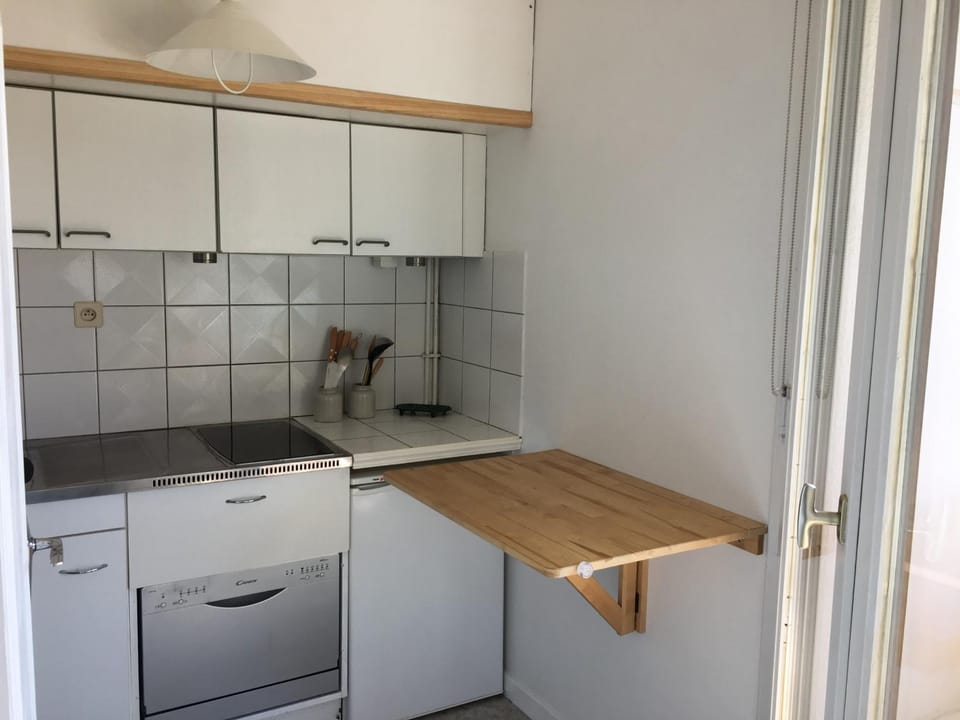 Grand studio en hyper-centre de Cabourg avec balcon, proche plage, parking, et prestations disponibles - FR-1-487-327 Apartment in Cabourg