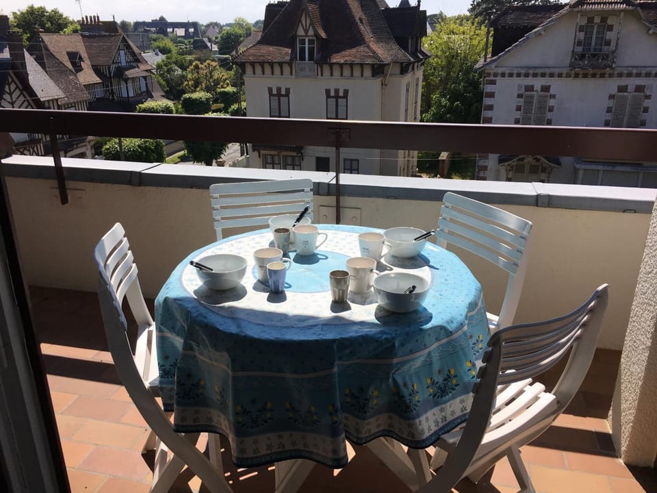 Grand studio en hyper-centre de Cabourg avec balcon, proche plage, parking, et prestations disponibles - FR-1-487-327 Apartment in Cabourg