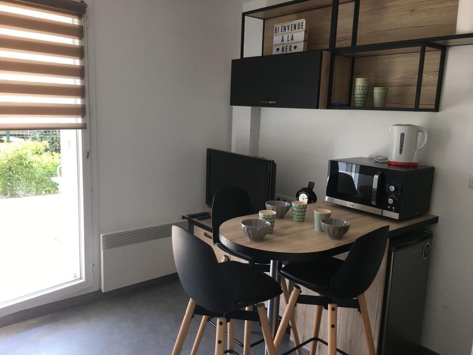 Studio Front de Mer avec Terrasse et Accès Direct Plage à Merville-Franceville - FR-1-487-329 Apartment in Normandy