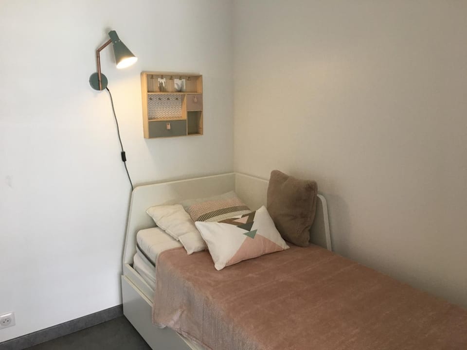Studio Front de Mer avec Terrasse et Accès Direct Plage à Merville-Franceville - FR-1-487-329 Apartment in Normandy
