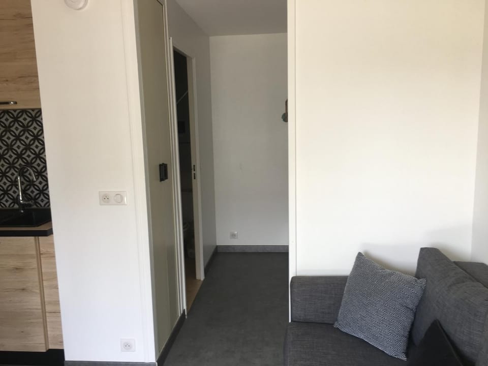 Studio Front de Mer avec Terrasse et Accès Direct Plage à Merville-Franceville - FR-1-487-329 Apartment in Normandy