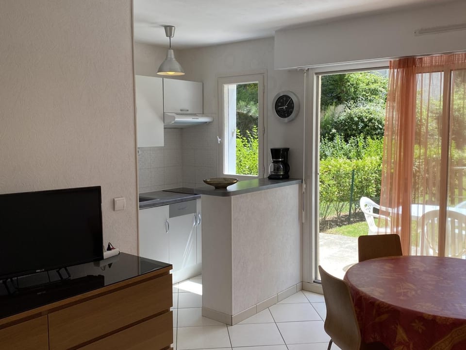 Cabourg : Studio Rez-de-Jardin Proche Plage, Animaux Acceptés, TV, Wi-Fi Optionnel - FR-1-487-331 Apartment in Cabourg