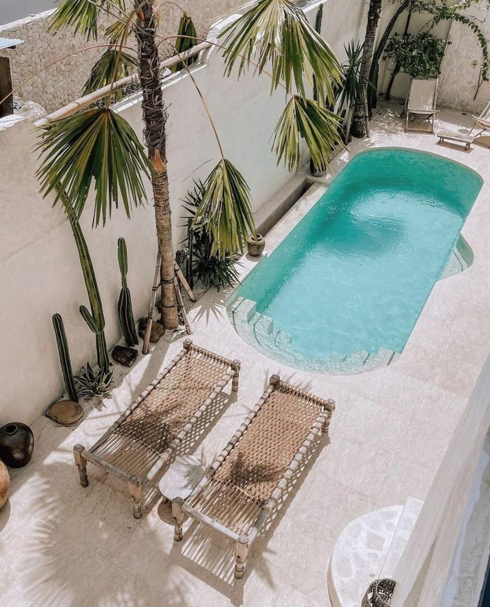 Swimming pool, sunbed