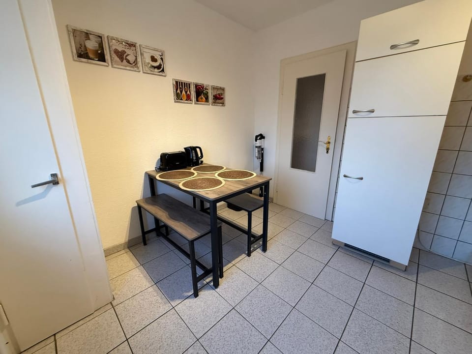Kitchen or kitchenette, Dining area, oven