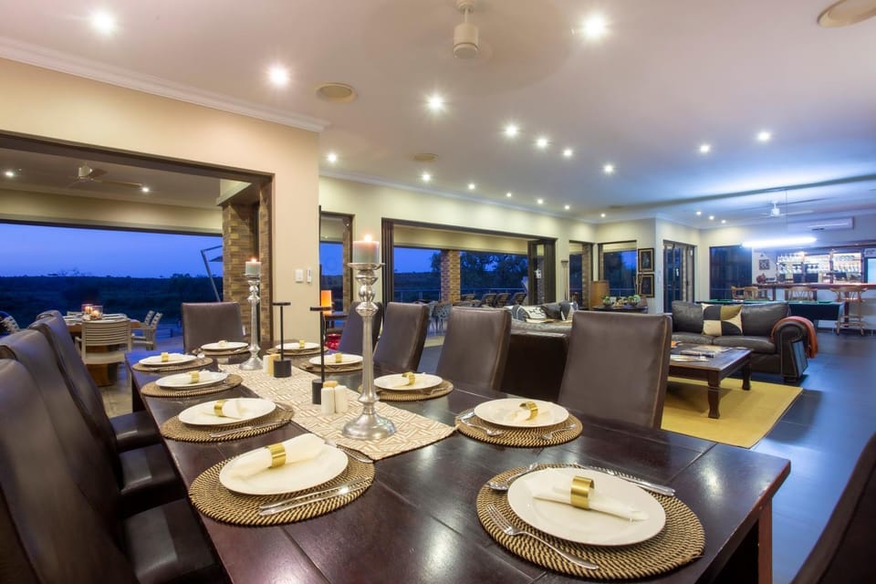 View (from property/room), Lounge or bar, Dining area, Landmark view, Pool view, River view