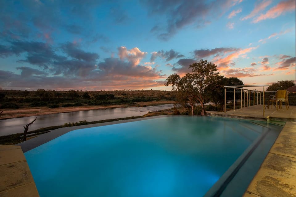 Property building, Patio, Natural landscape, Balcony/Terrace, Landmark view, River view, Swimming pool, Location, Sunrise