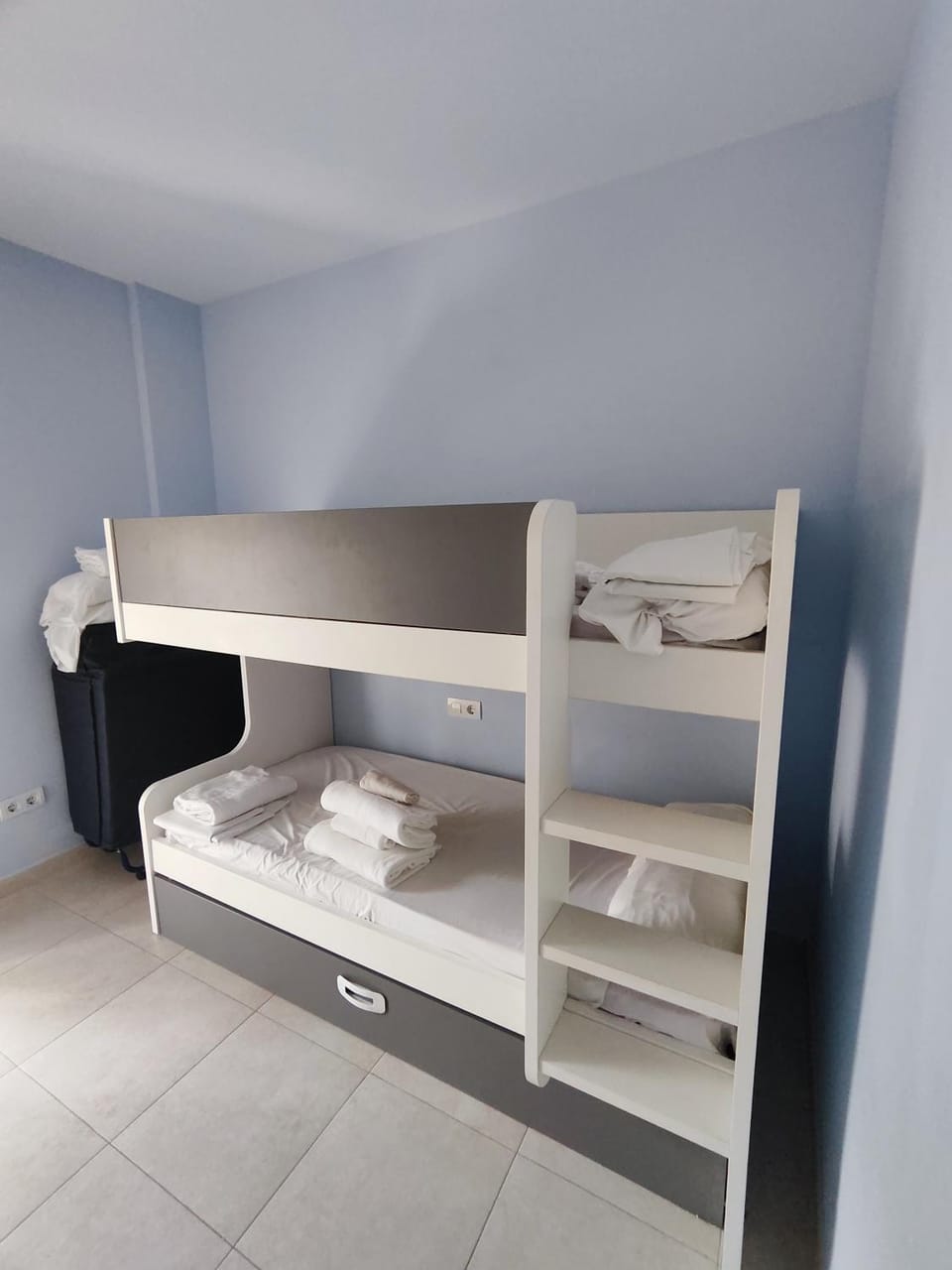 Bedroom, bunk bed