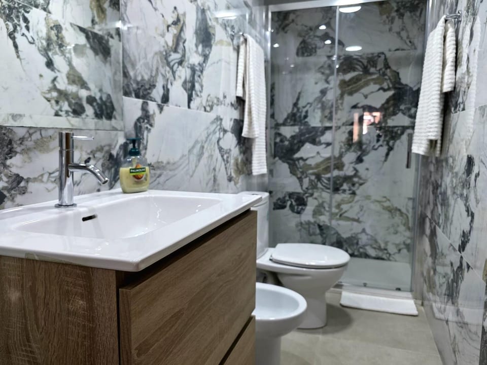 Shower, Toilet, Bathroom, Bath, bidet, towels, towels