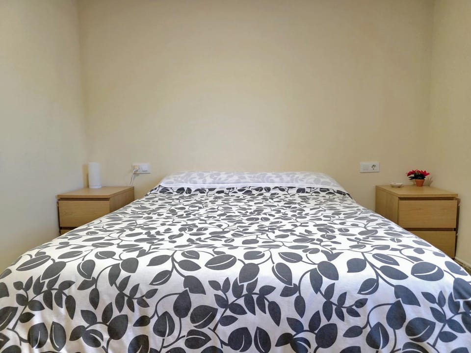 View (from property/room), Photo of the whole room, Decorative detail, Decorative detail, Bedroom, Guests, City view, Garden view, Street view, older children, furniture, internet, room service, room service, storage, towels, towels, wardrobe, air conditioner